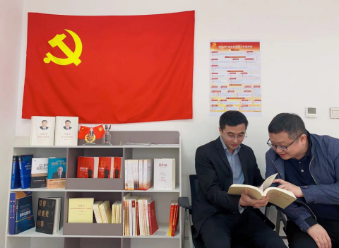 基金公司黨支部打造圖書角  開(kāi)辟黨員學(xué)習(xí)新陣地